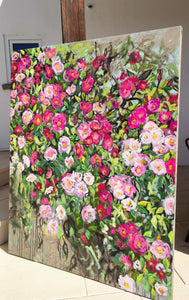 Wildrosenstrauch – Ausdrucksstarkes Blumenbild mit rosa Rosen auf Leinwand