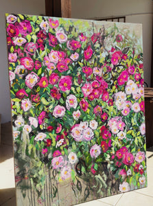 Wildrosenstrauch – Ausdrucksstarkes Blumenbild mit rosa Rosen auf Leinwand