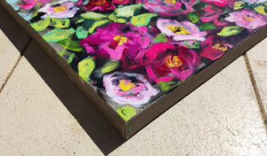 Wildrosenstrauch – Ausdrucksstarkes Blumenbild mit rosa Rosen auf Leinwand