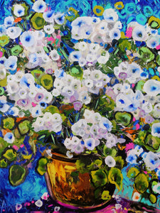 Hydrangea Haze – Abstraktes florales Gemälde mit blau-weißen Blüten in einer goldenen Vase