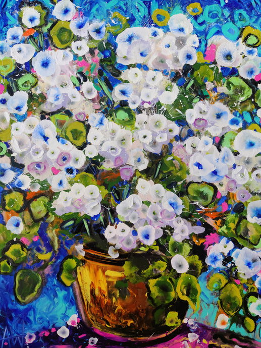 Hydrangea Haze – Abstraktes florales Gemälde mit blau-weißen Blüten in einer goldenen Vase