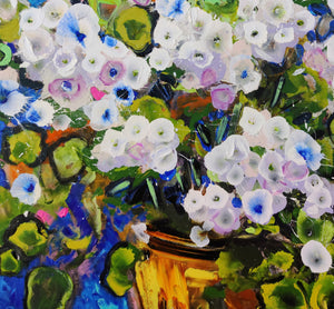Hydrangea Haze – Abstraktes florales Gemälde mit blau-weißen Blüten in einer goldenen Vase