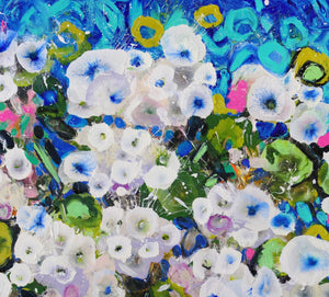 Hydrangea Haze – Abstraktes florales Gemälde mit blau-weißen Blüten in einer goldenen Vase