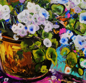 Hydrangea Haze – Abstraktes florales Gemälde mit blau-weißen Blüten in einer goldenen Vase