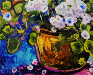 Hydrangea Haze – Abstraktes florales Gemälde mit blau-weißen Blüten in einer goldenen Vase