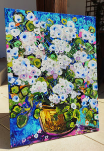 Hydrangea Haze – Abstraktes florales Gemälde mit blau-weißen Blüten in einer goldenen Vase