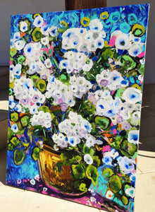 Hydrangea Haze – Abstraktes florales Gemälde mit blau-weißen Blüten in einer goldenen Vase