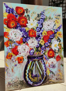 Mohnblumen in einer tiefblauen Vase – originales, farbenfrohes Blumen-Ölgemälde