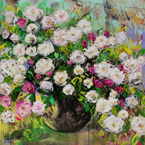 Sommerrosen-Kaskade - Ölgemälde mit rosa und weißen Blumen in einem Gartenkübel