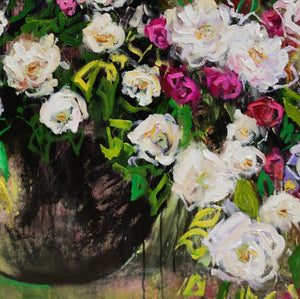 Sommerrosen-Kaskade - Ölgemälde mit rosa und weißen Blumen in einem Gartenkübel
