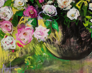 Sommerrosen-Kaskade - Ölgemälde mit rosa und weißen Blumen in einem Gartenkübel
