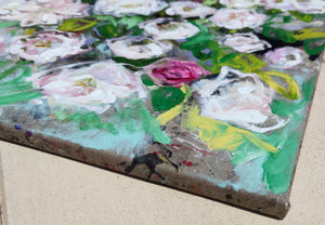 Sommerrosen-Kaskade - Ölgemälde mit rosa und weißen Blumen in einem Gartenkübel