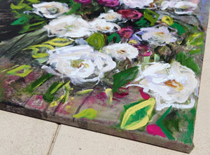 Sommerrosen-Kaskade - Ölgemälde mit rosa und weißen Blumen in einem Gartenkübel