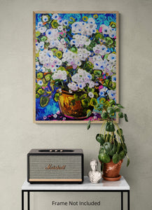 Hydrangea Haze – Abstraktes florales Gemälde mit blau-weißen Blüten in einer goldenen Vase
