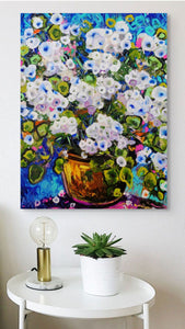 Hydrangea Haze – Abstraktes florales Gemälde mit blau-weißen Blüten in einer goldenen Vase