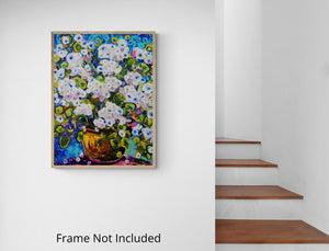 Hydrangea Haze – Abstraktes florales Gemälde mit blau-weißen Blüten in einer goldenen Vase
