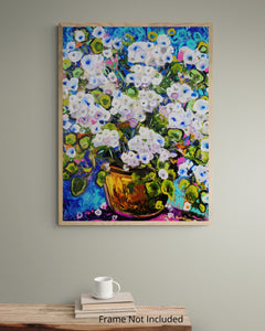Hydrangea Haze – Abstraktes florales Gemälde mit blau-weißen Blüten in einer goldenen Vase
