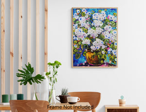 Hydrangea Haze – Abstraktes florales Gemälde mit blau-weißen Blüten in einer goldenen Vase