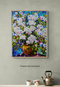 Hydrangea Haze – Abstraktes florales Gemälde mit blau-weißen Blüten in einer goldenen Vase