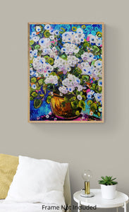 Hydrangea Haze – Abstraktes florales Gemälde mit blau-weißen Blüten in einer goldenen Vase