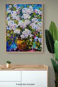 Hydrangea Haze – Abstraktes florales Gemälde mit blau-weißen Blüten in einer goldenen Vase