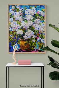 Hydrangea Haze – Abstraktes florales Gemälde mit blau-weißen Blüten in einer goldenen Vase
